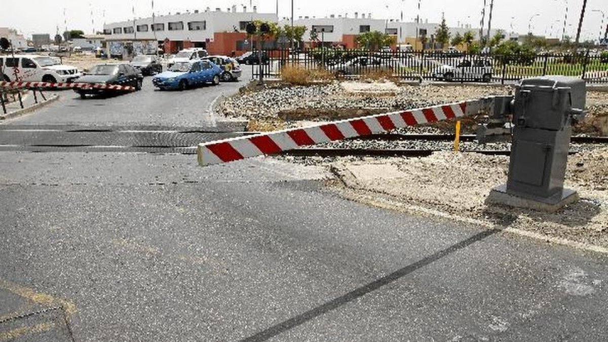 Paso a nivel de El Puche cerrado ante la llegada inminente del tren