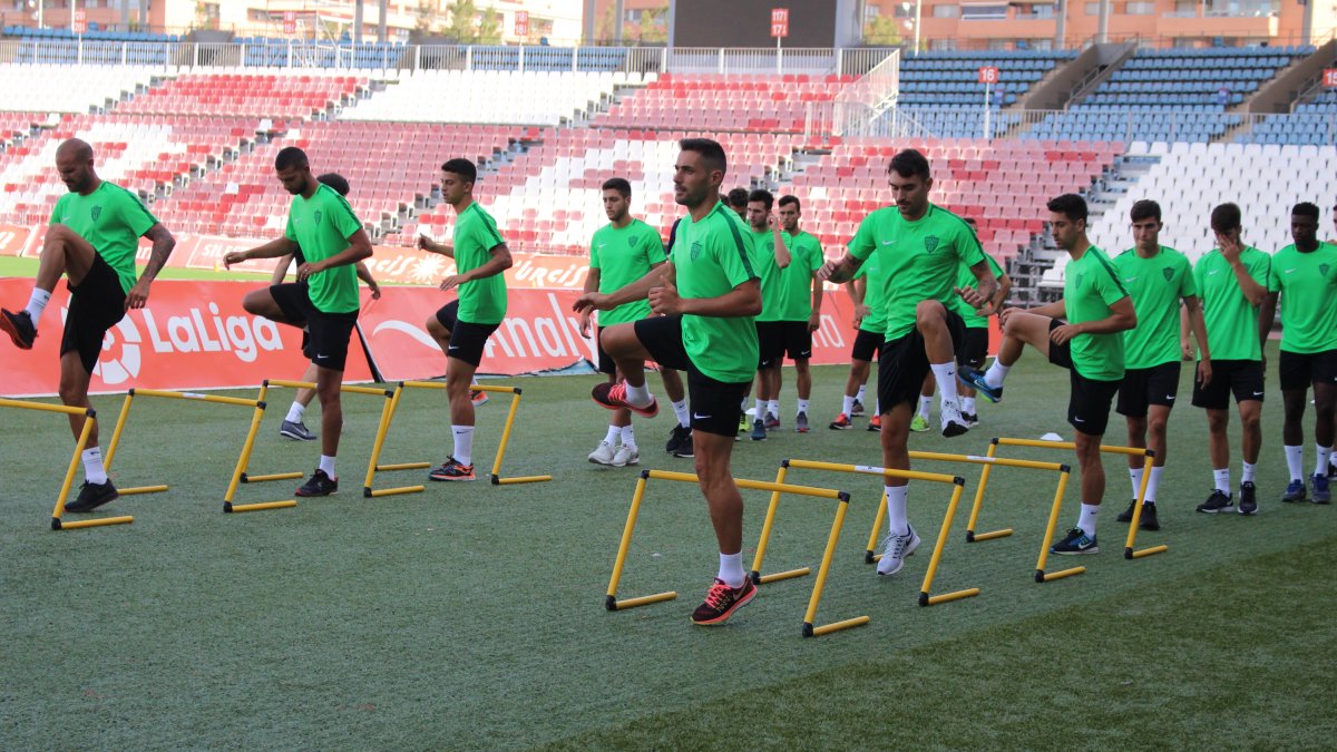 El Almería entrenó en la zona de calentamiento del Estadio.