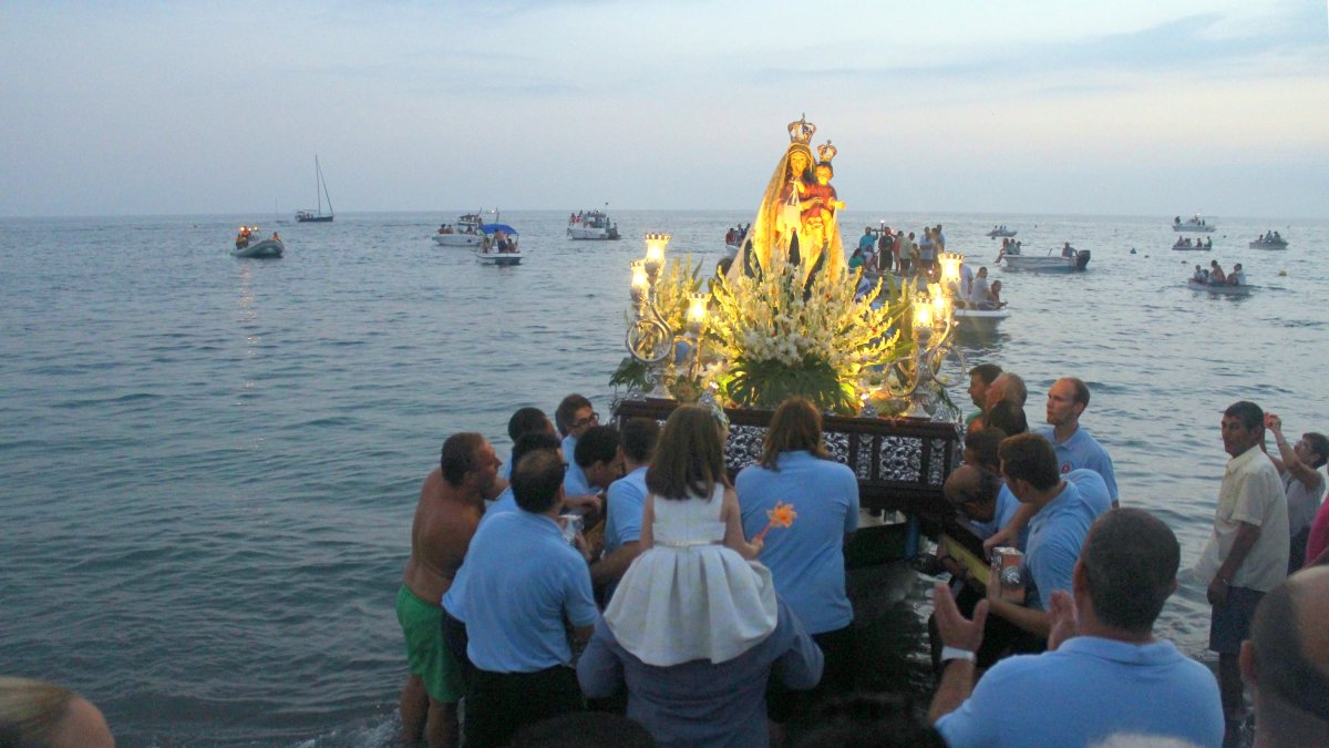 Procesión de la Virgen del Carmen en barca por la mar en el núcleo costero de Balerma.