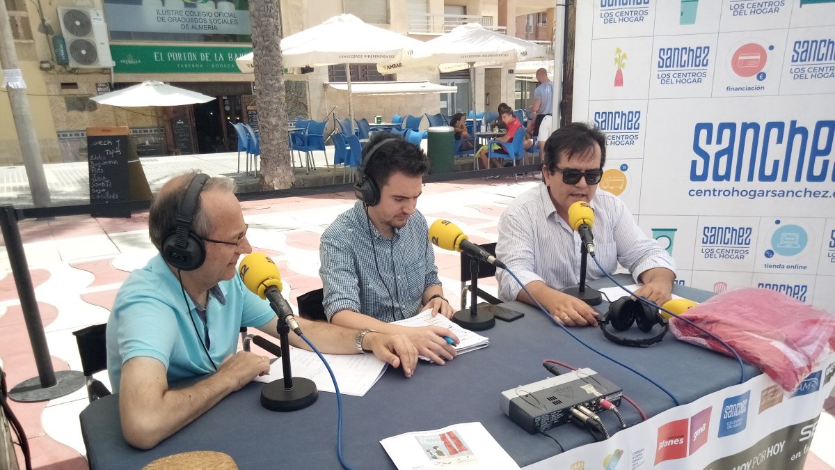 Antonio Jesús Rodríguez informó a los oyentes la extensa programación de actividades que se lleva a cabo durante el verano