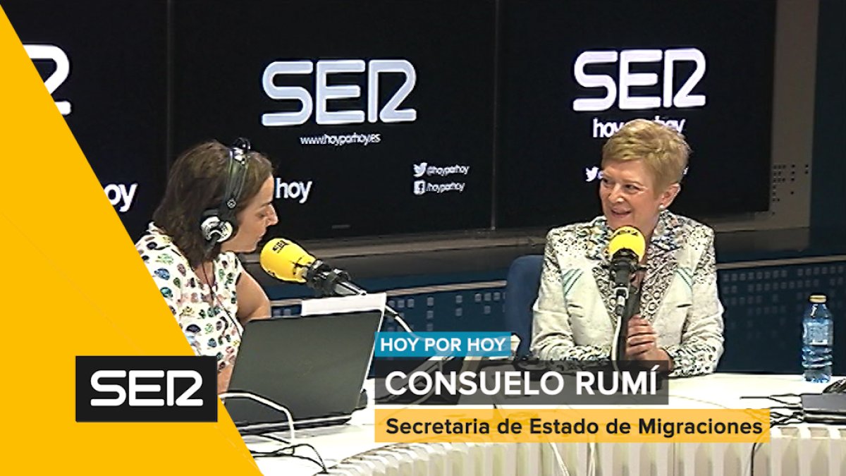 La secretaria de Estado para las Migraciones, Consuelo Rumí, en los estudios de la Cadena SER.