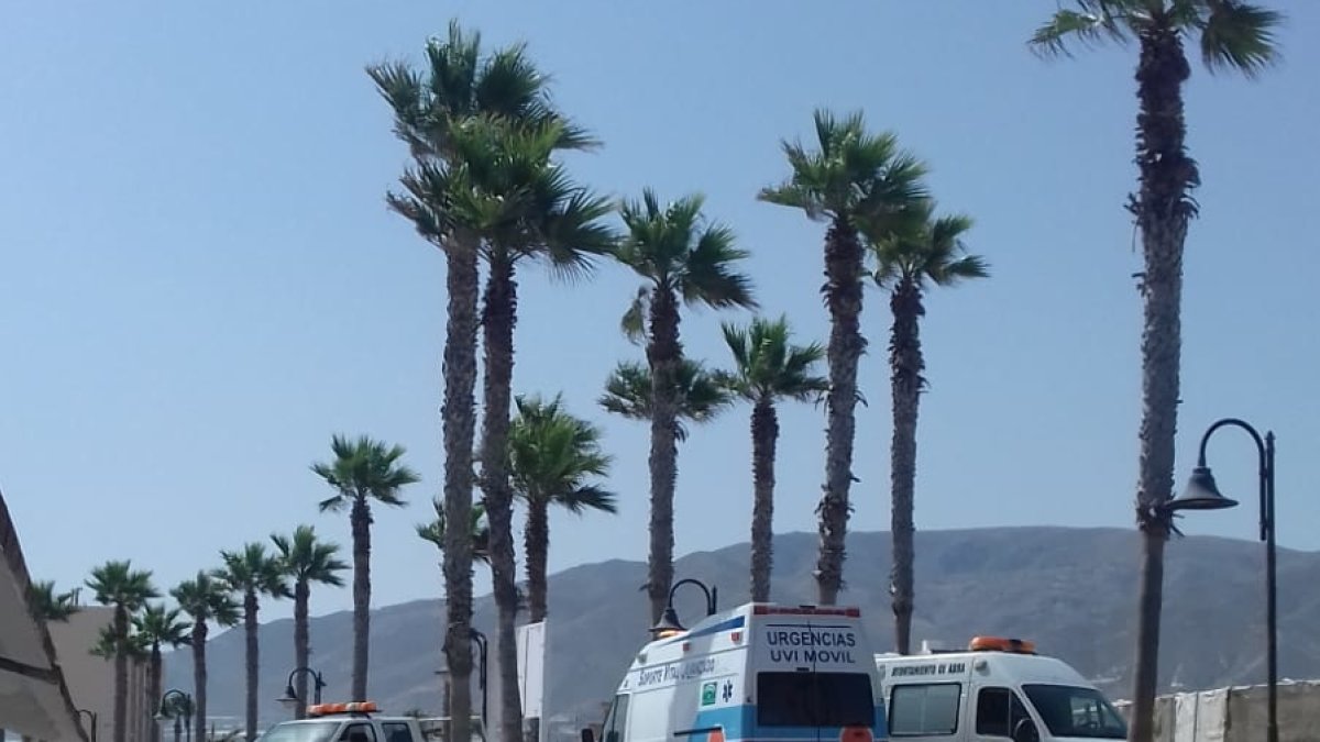 Vehículos de protección civil y emergencias durante su actuación en la playa.