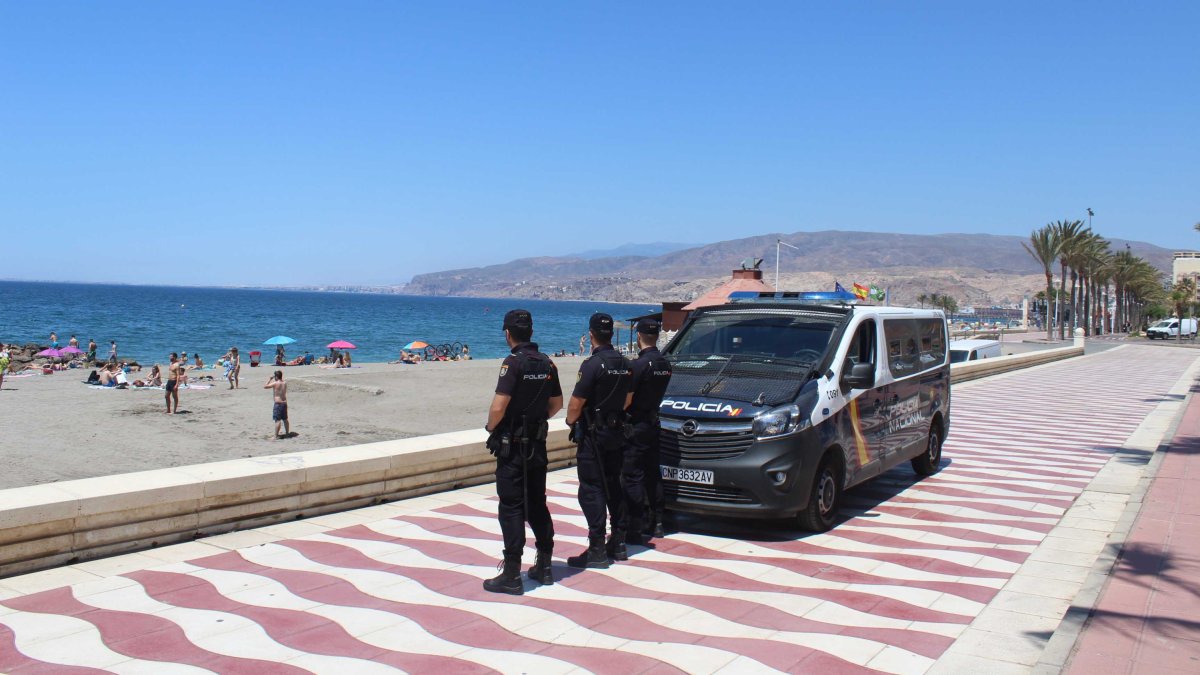 Agentes de Seguridad Ciudadana en el Paseo Marítimo