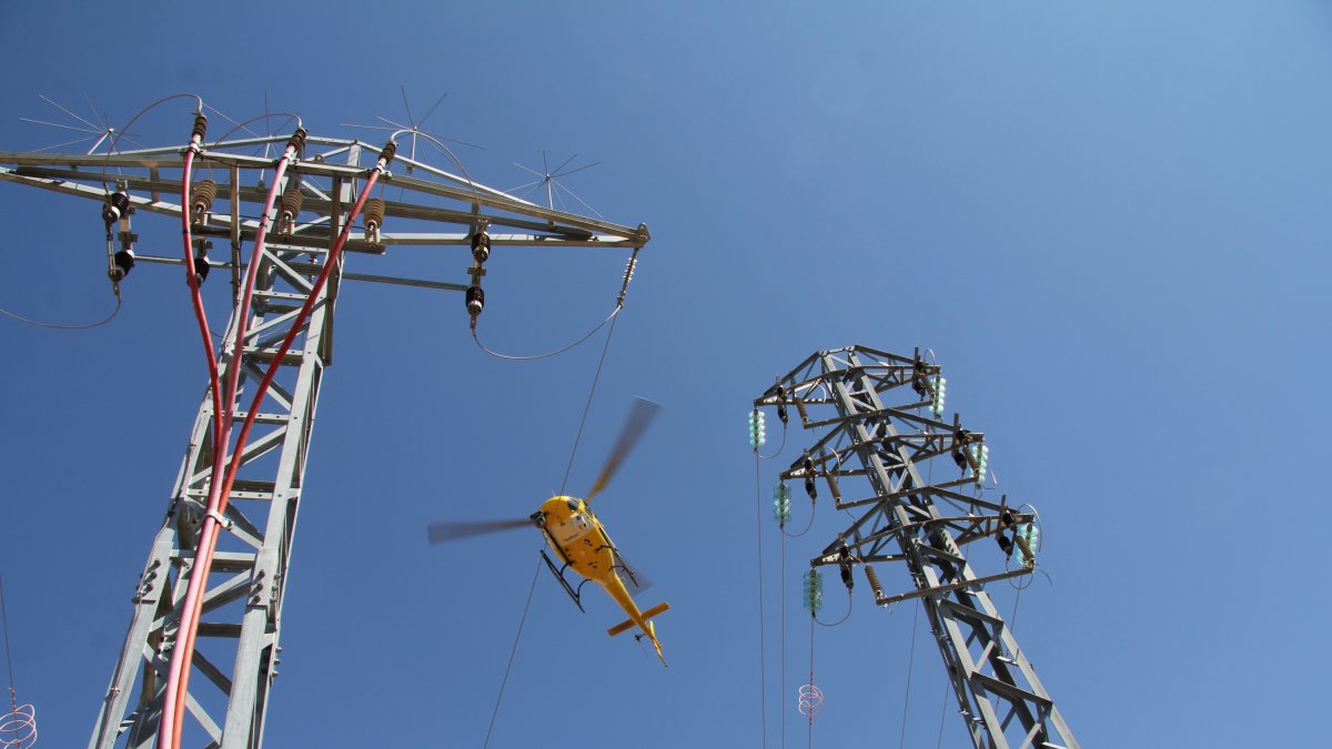 Un helicóptero revisa el estado de los tendidos de la red eléctrica.