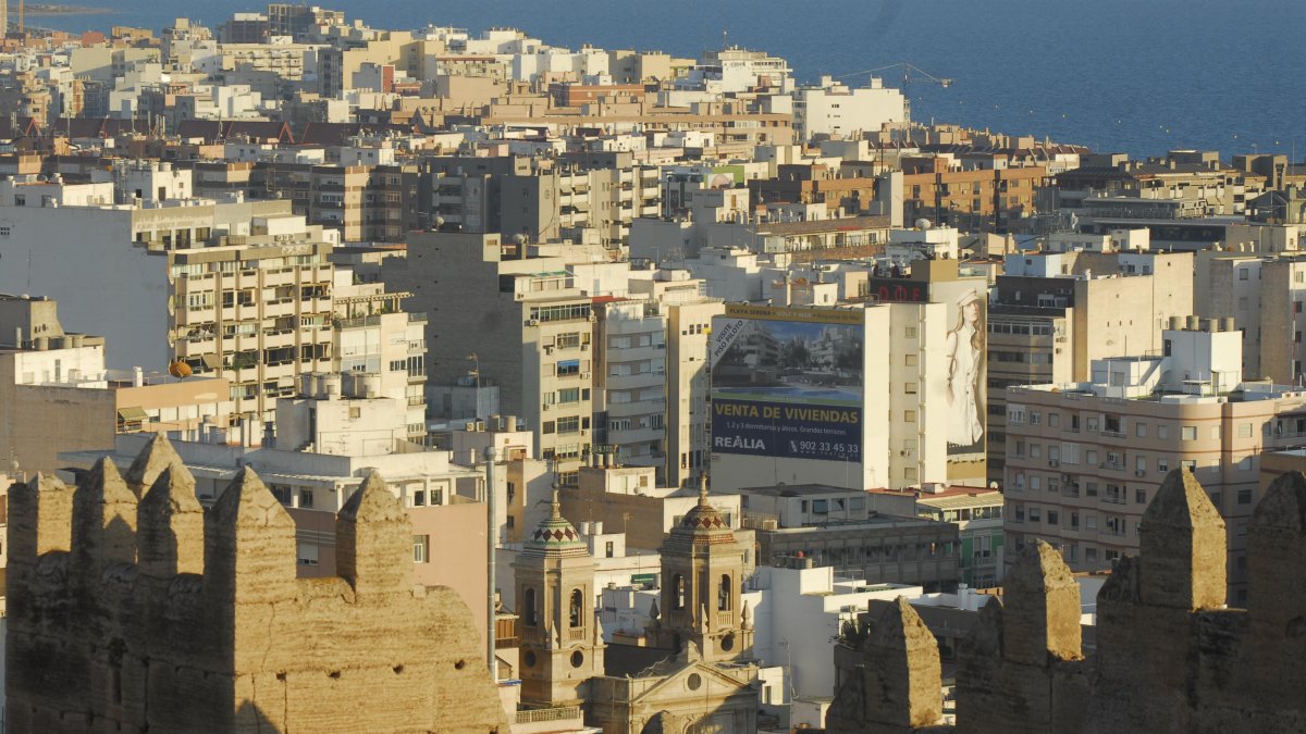 El impuesto sobre las viviendas es la principal fuente de ingresos de los ayuntamientos como el de Almería.