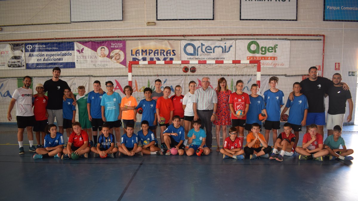 Los alumnos posan con el alcalde de Vícar Antonio Bonilla.