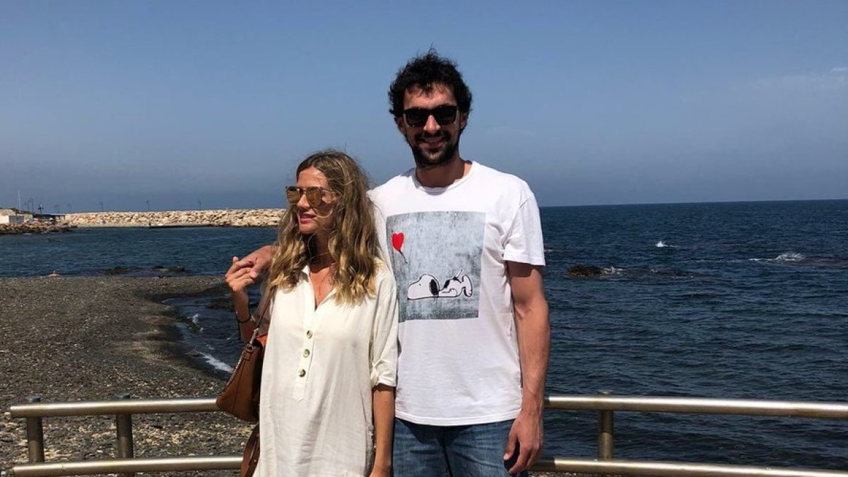 Sergio Llull y su mujer, Almudena Cánovas, en Almería.