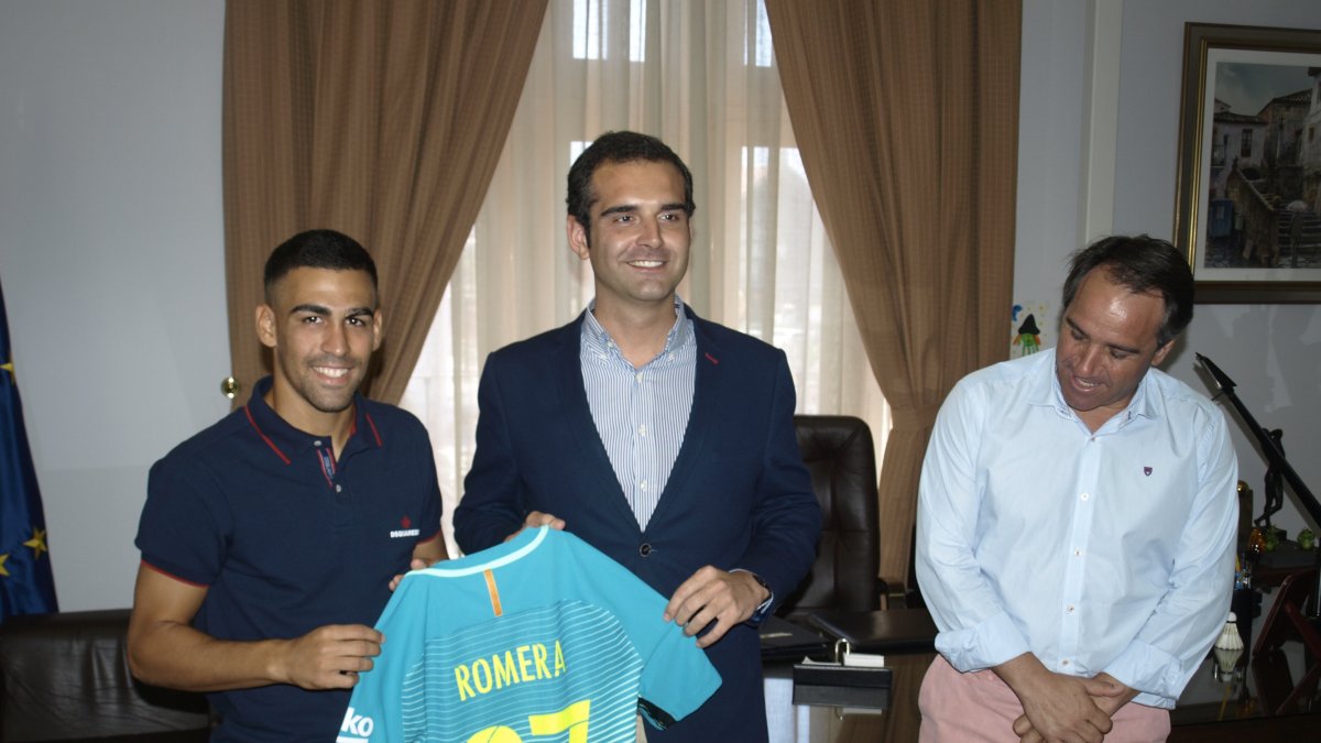 Por orden del señor alcalde que firmen a Dani Romera.