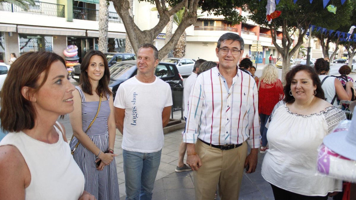 Manuel Cortés inaugurando el Mercado Marinero de Adra.