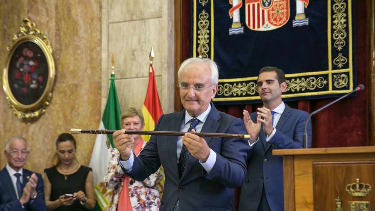 El nuevo subdelegado, con su bastón de mando.