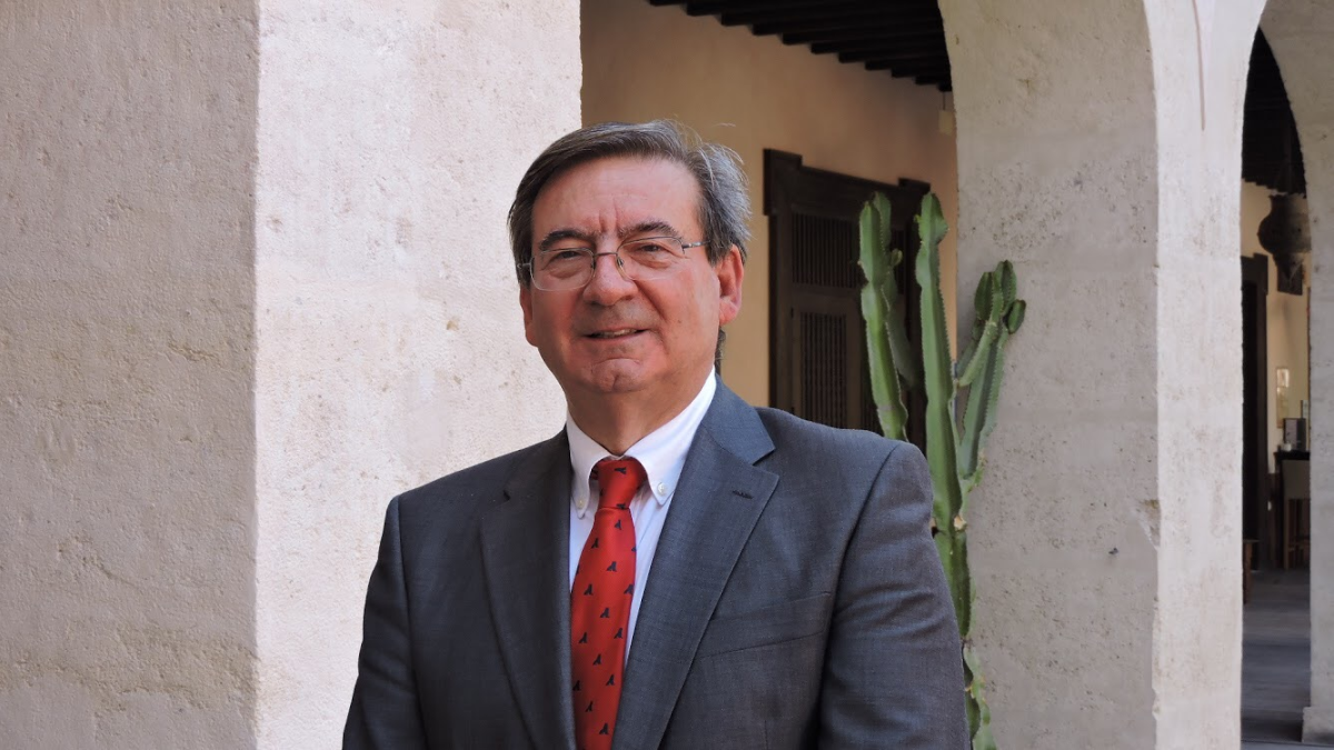Fernando Martínez, nuevo director de Memoria Histórica, en la Plaza Vieja de Almería.