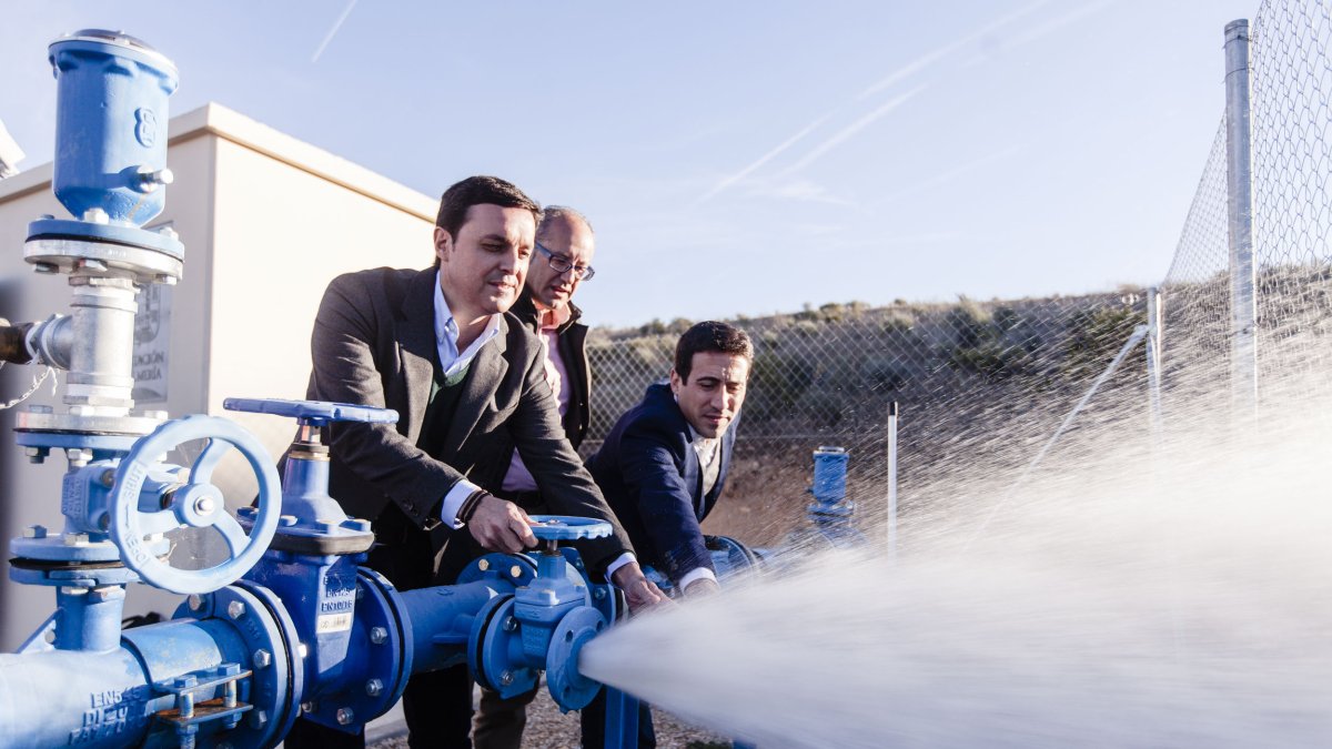 Autoridades de la Diputación Provincial en una de las obras hídricas realizadas en la provincia.