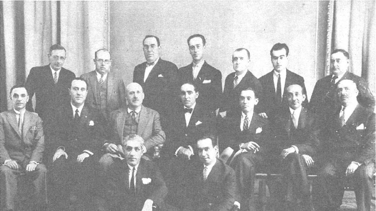 Marañón con pajarita, a su lado el pintor Zuloaga y el escritor Pérez de Ayala, en Almería, junto a la directiva del Colegio de Médicos.