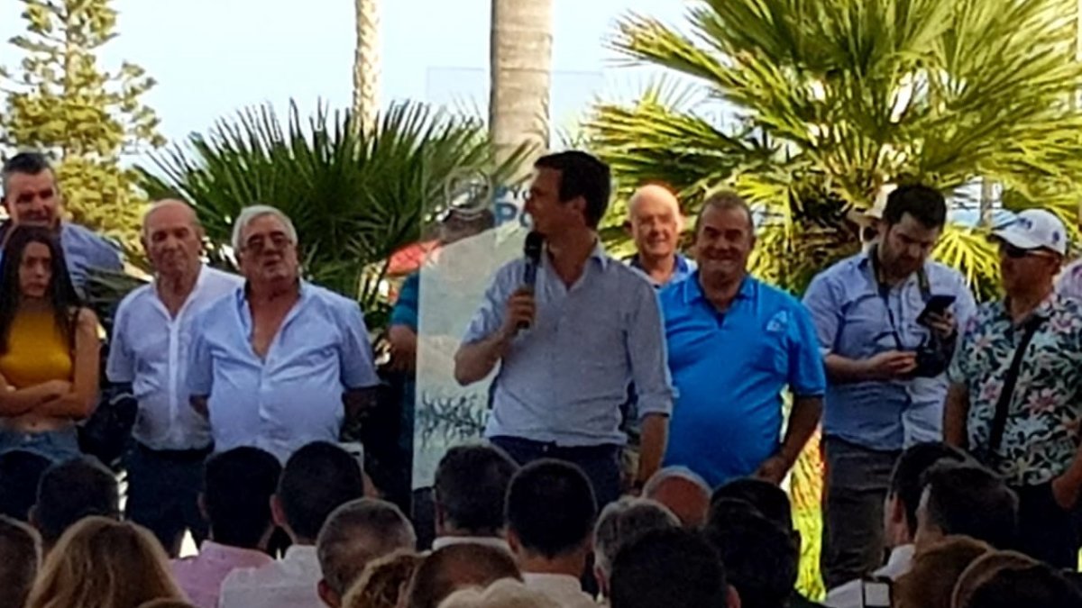 El candidato, Pablo Casado, se citó ayer en la playa de Roquetas con militantes del PP.