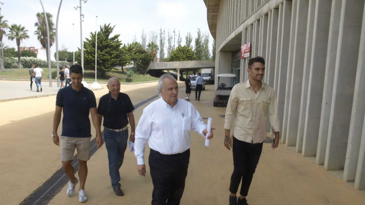 El presidente camina con paso firme a la presentación de Samu.