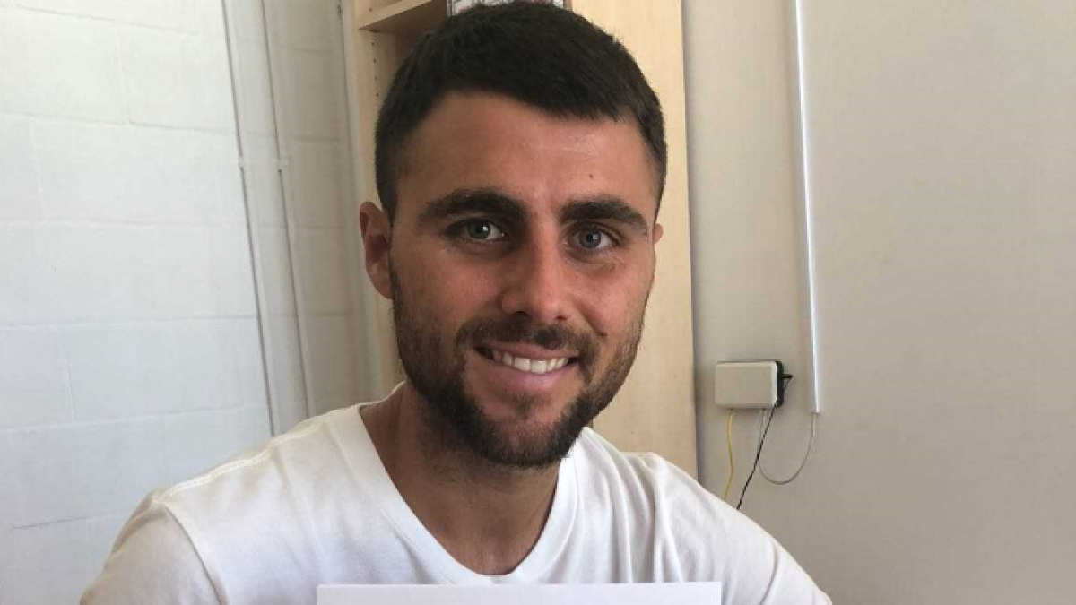 Javi Pérez con el contrato que le une al Almería.