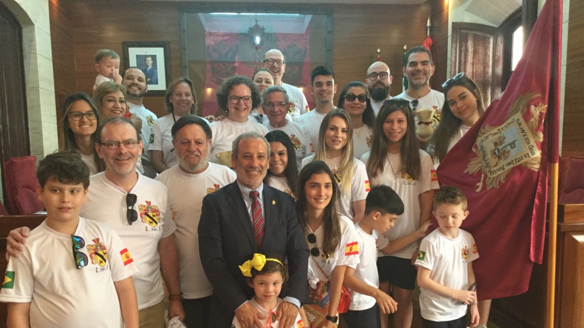 La familia López fue recibida por el alcalde de Vera, Félix López.