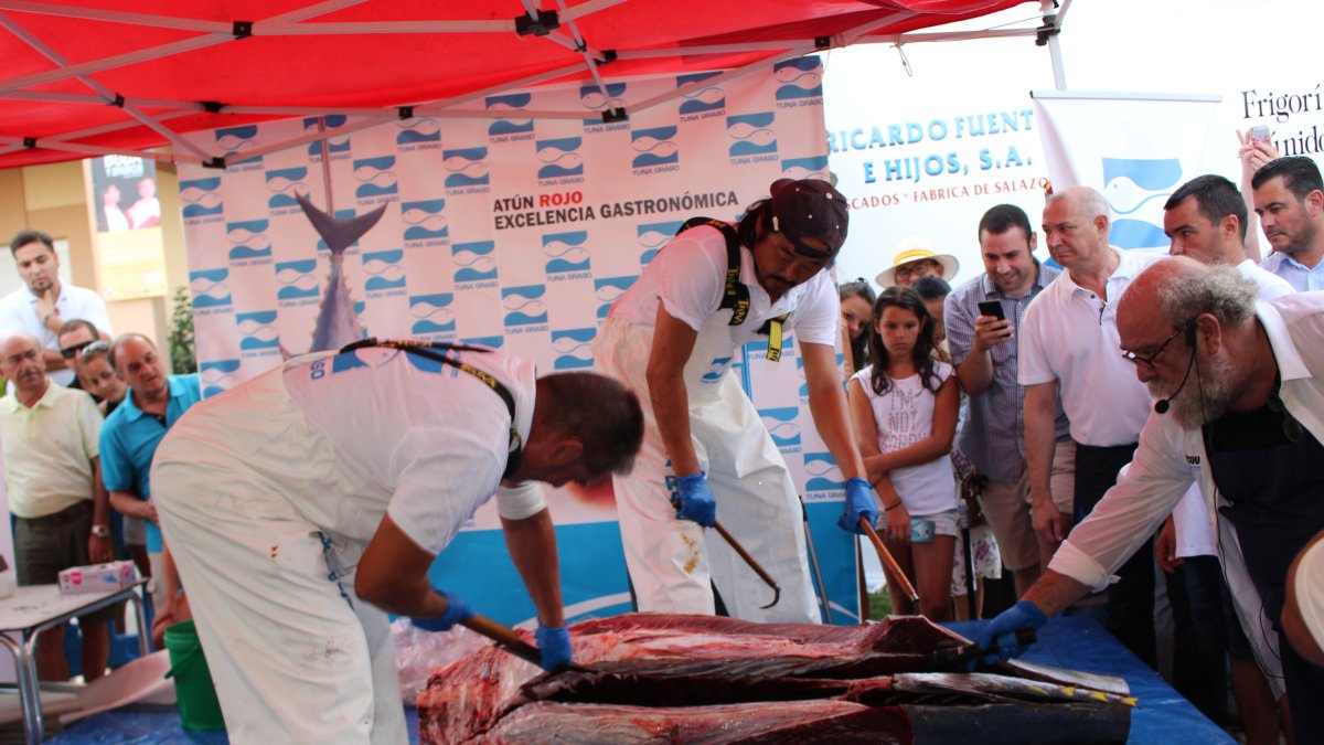 En este momento del despiece, el director del evento, Fernando Canet, colocó el micrófono cuando el cuchillo pasaba por el espinazo.