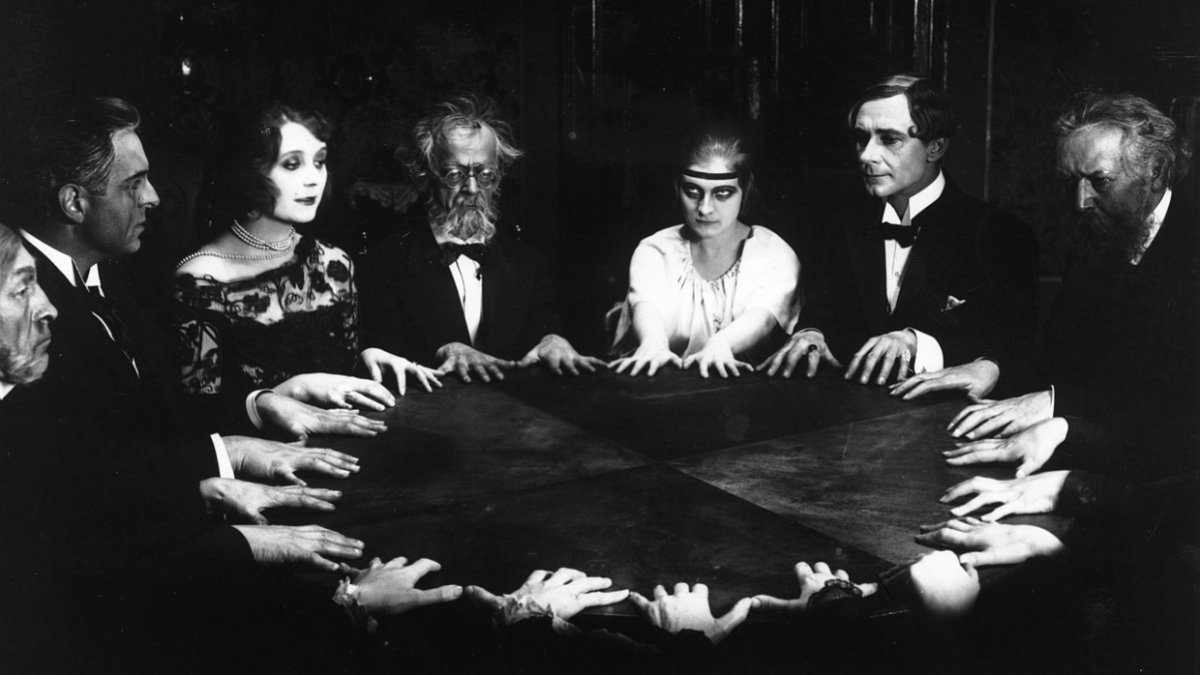 Recreación de una reunión espiritista en la película ‘El Doctor Mabuse’ (1922).