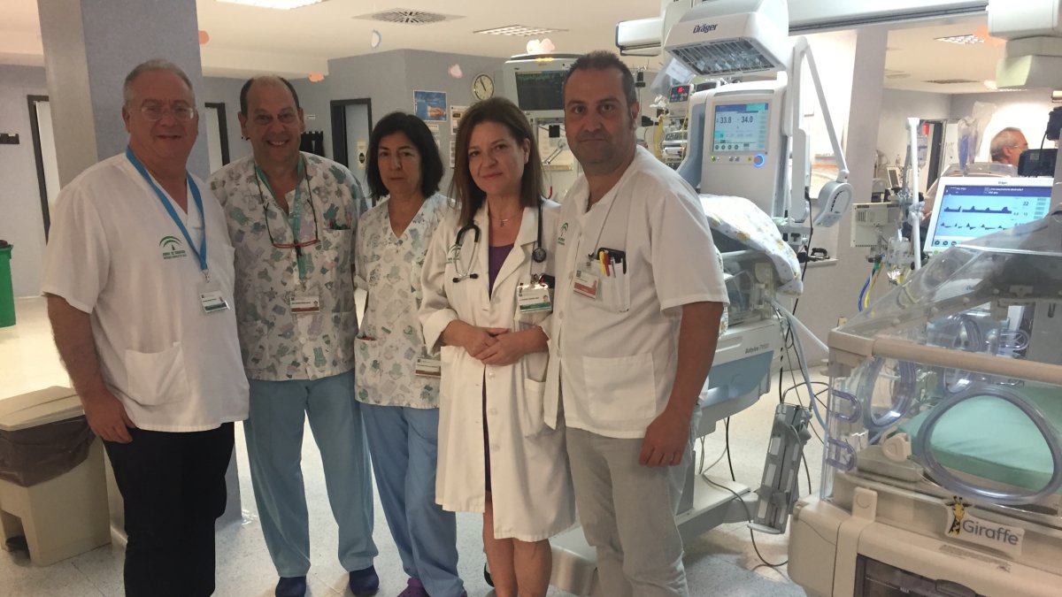 El equipo de Pediatría que atiende a los grandes prematuros, fotografiado en la UCI pediátrica del Complejo Hospitalario Torrecárdenas.