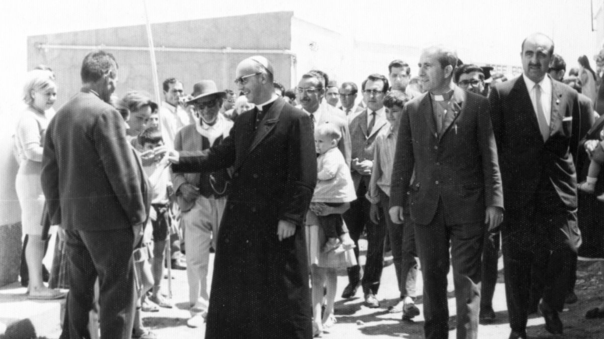 El obispo don Ángel Suquía en su recorrido por las calles del barrio de Los Almendros.