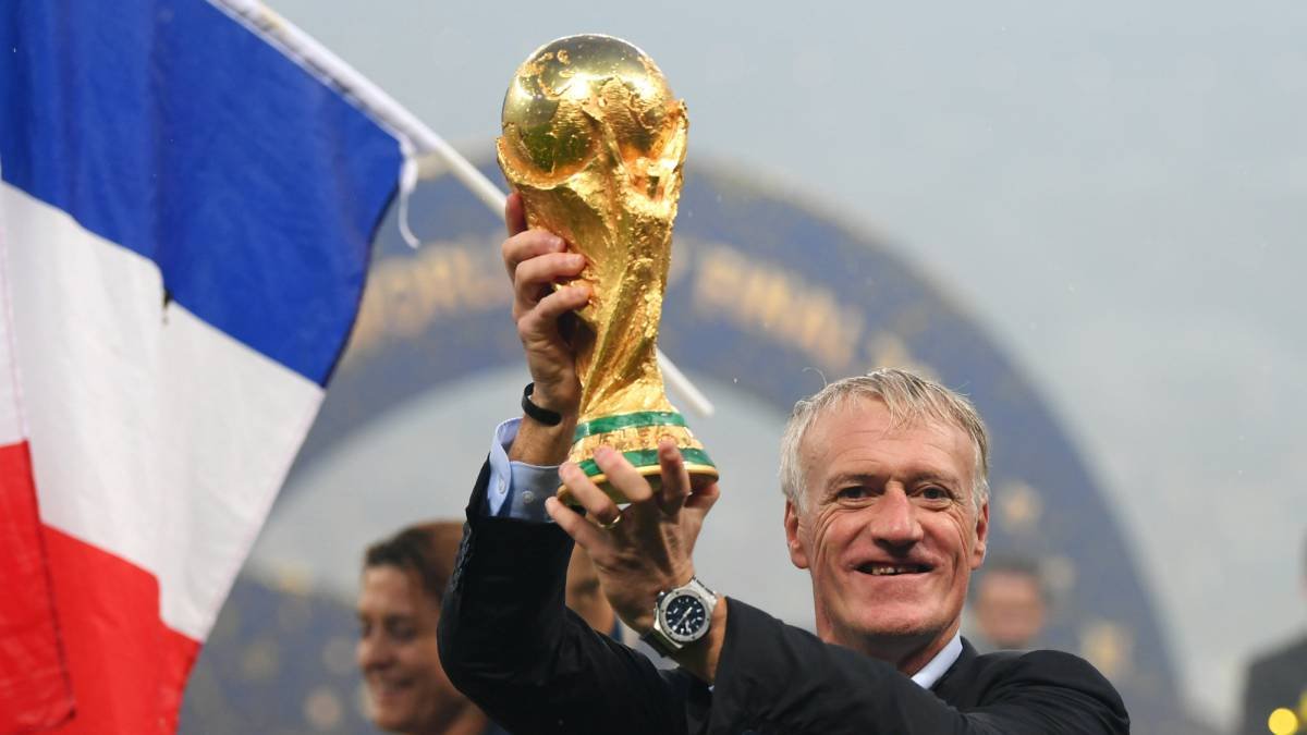 La Copa del Mundo en sus manos.