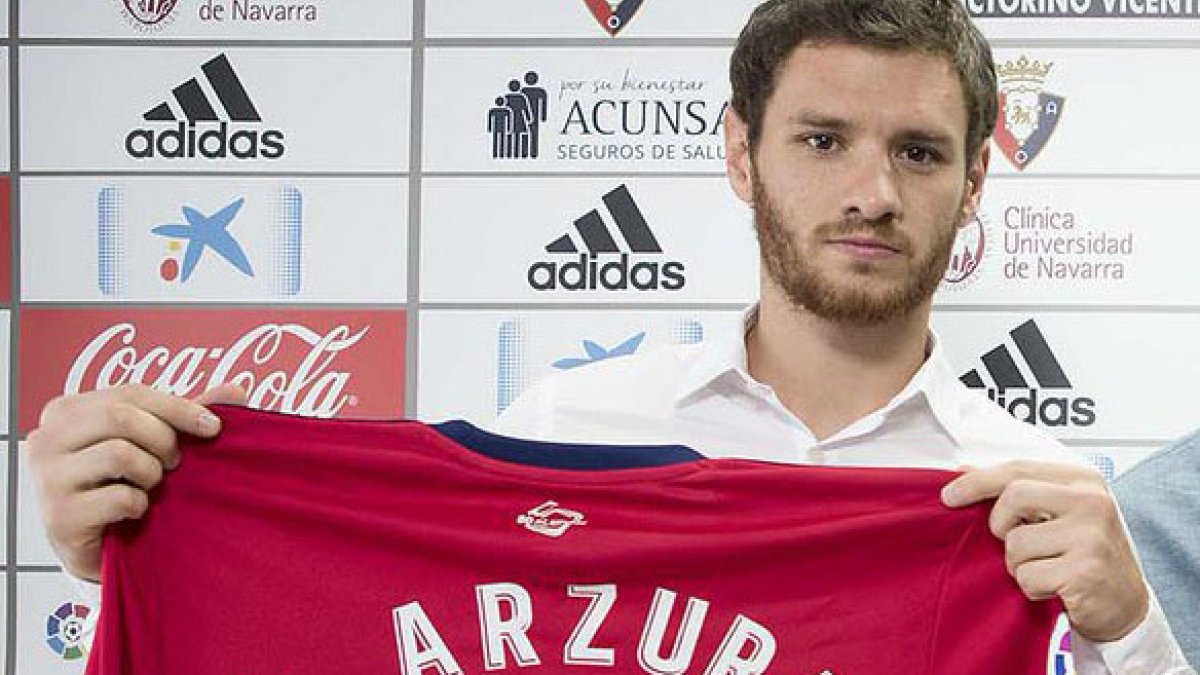 Arzura en su presentación como jugador del Osasuna.