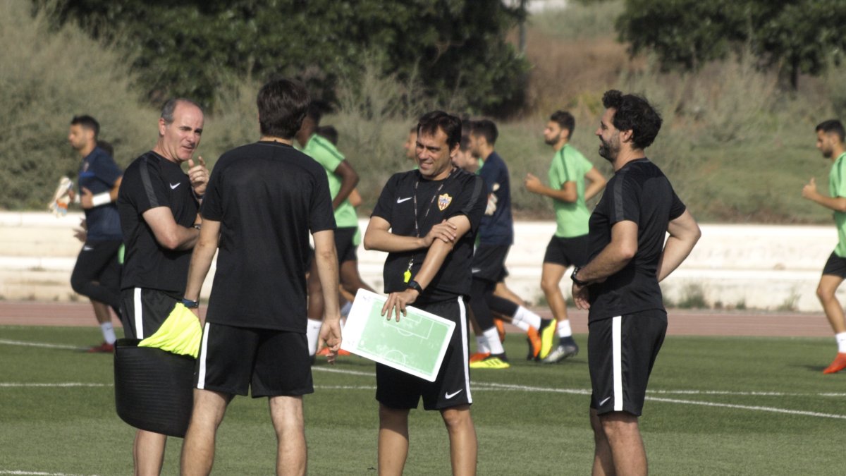 Fran Fernández con su cuerpo técnico.