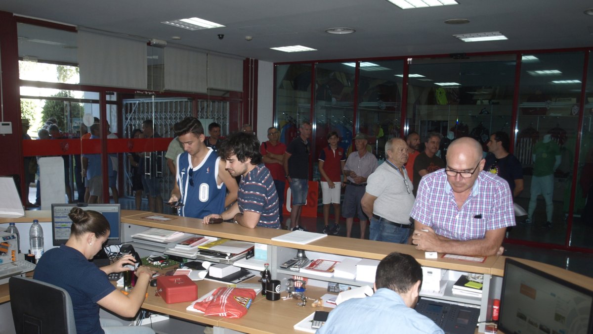 Colas de aficionados en la sede del Almería.