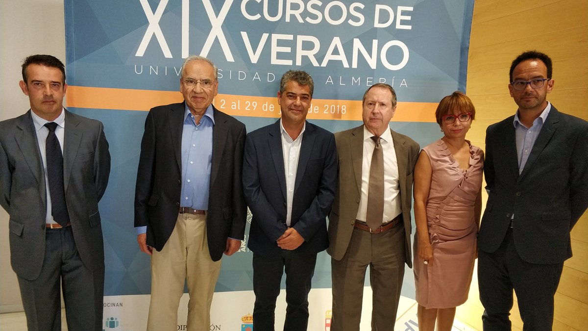 Alfonso Guerra, exvicepresidente del Gobierno, junto al rector de la UAL y el exportavoz del PSOE en el Congreso, Antonio Hernando