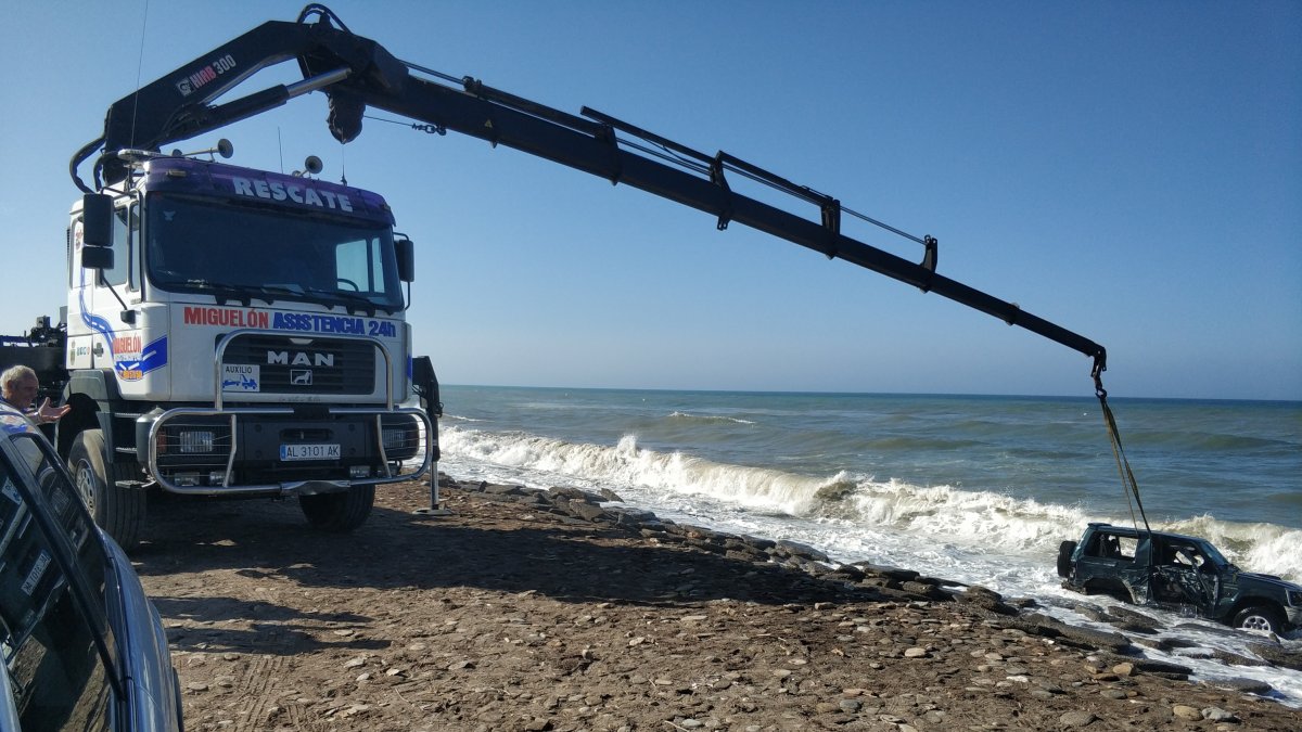 Momento en el que la grúa inicia el rescate del vehículo en Balerma.