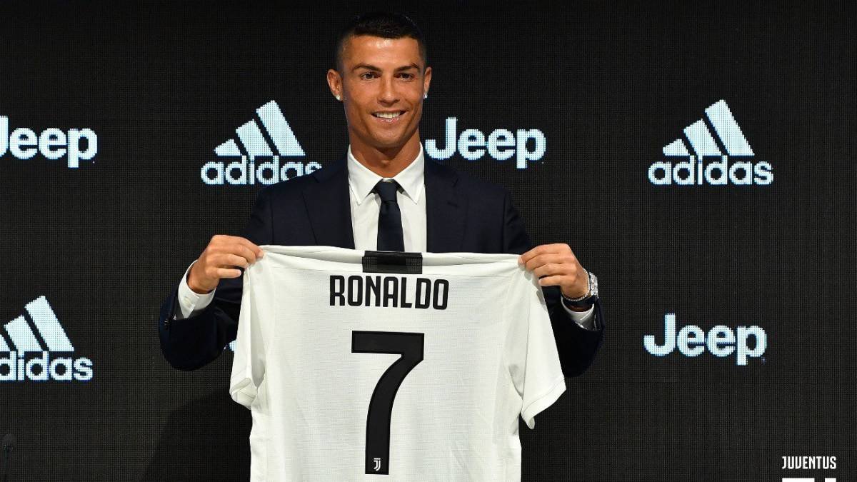 Cristiano Ronaldo con su nueva camiseta.