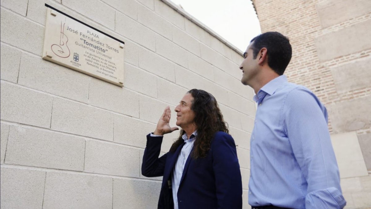 Tomatito junto a Ramón Fernández-Pacheco inaugurando su plaza