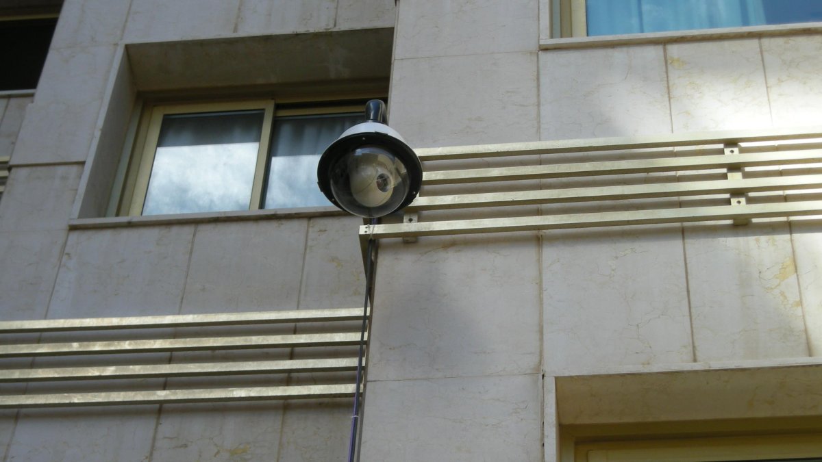 Las cámaras de vigilancia son frecuentes en edificios públicos.