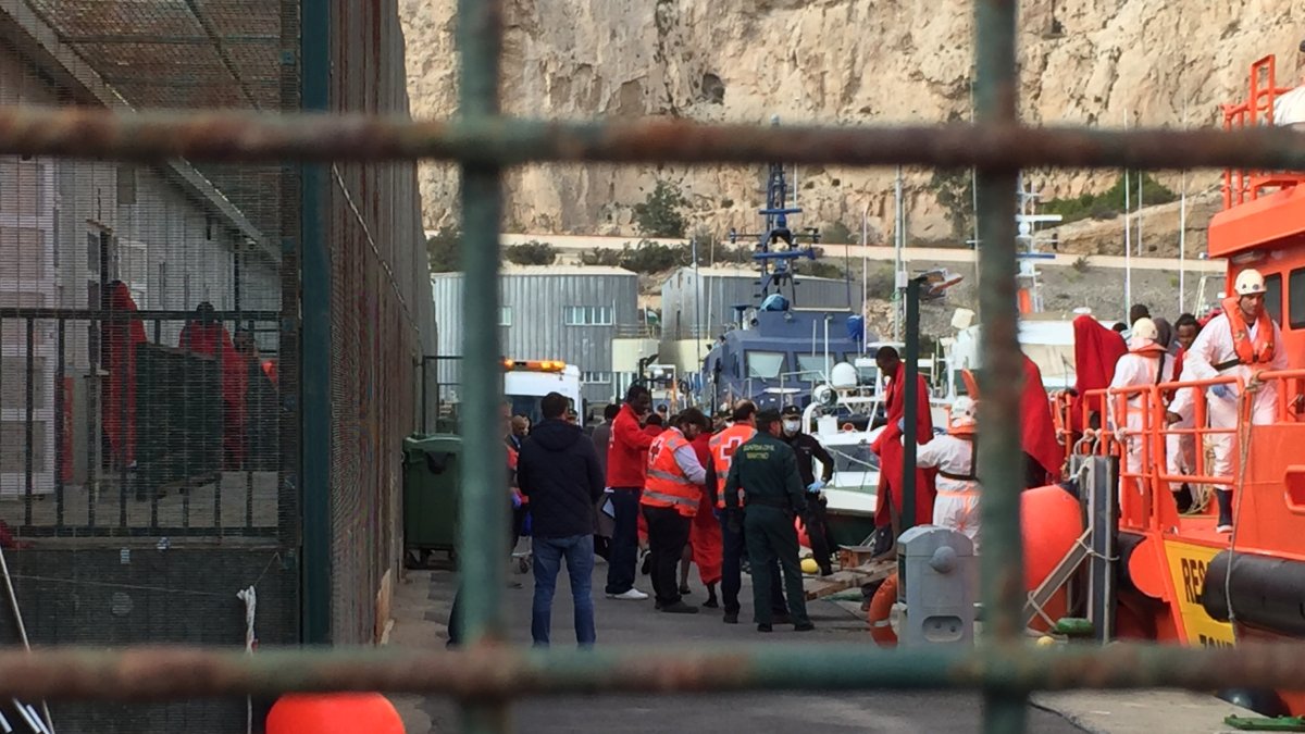 Recepción de los ocupantes de una patera en el Puerto de Almería