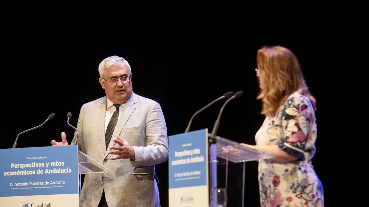 El consejero de Economía, Ramírez de Arellano, durante el turno de preguntas, junto con la subdirectora de La Voz, Antonia Sánchez Villanueva.