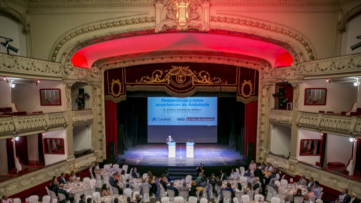 El Teatro Cervantes se llenó para escuchar las palabras del consejero de Economía.
