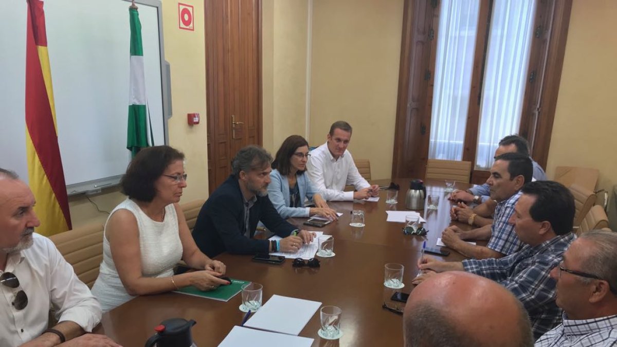 El consejero durante su reunión con los regantes