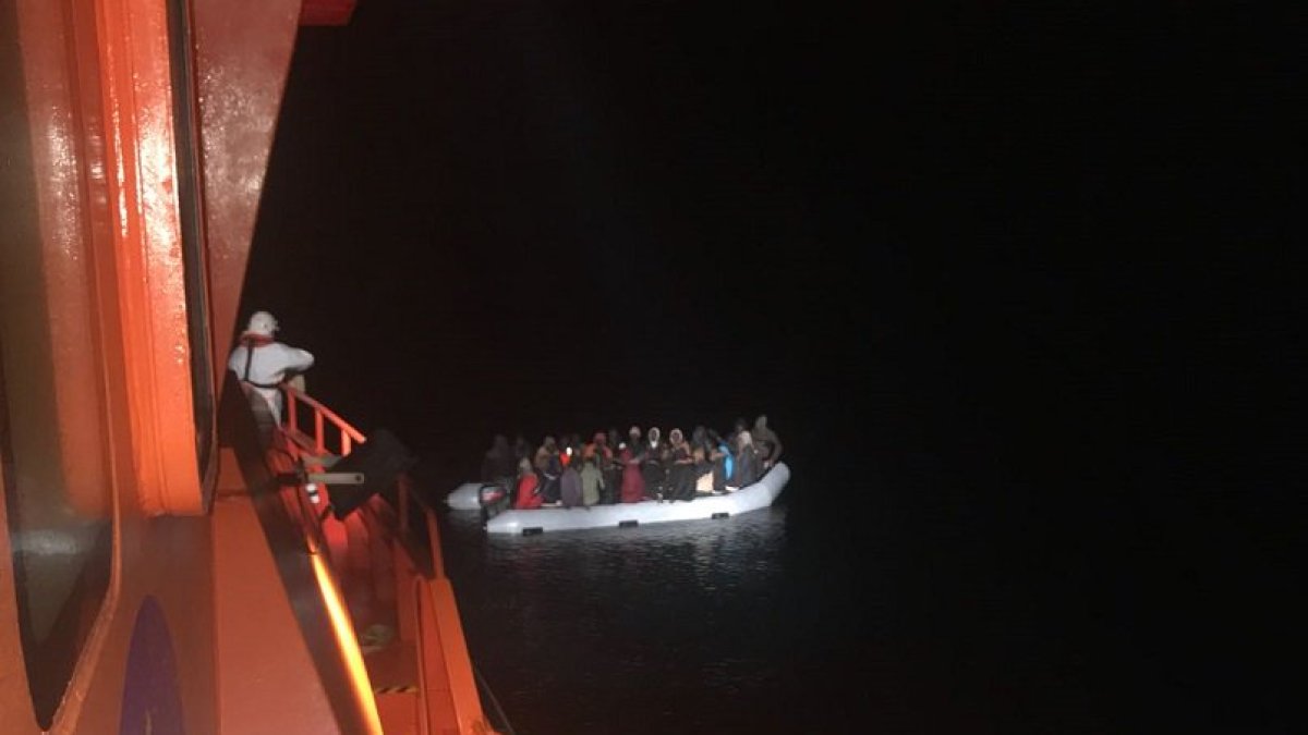 Rescate de una patera este domingo en el Mar de Alborán.