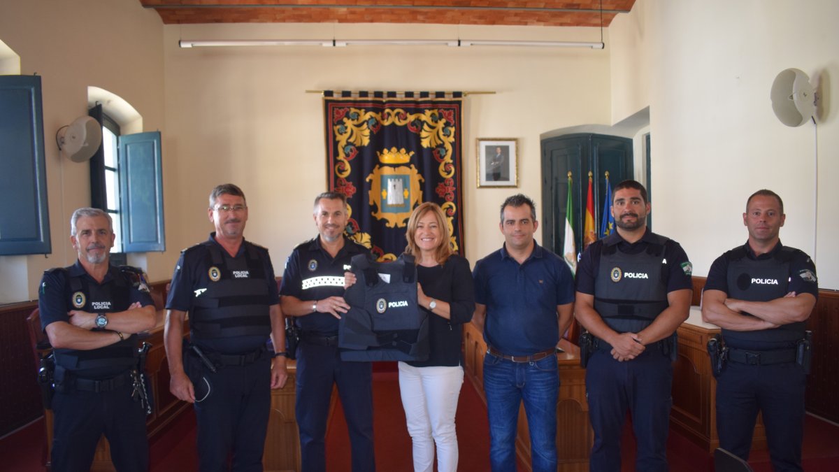 La alcaldesa y el concejal de Persona, junto inspector jefe y algunos agentes.