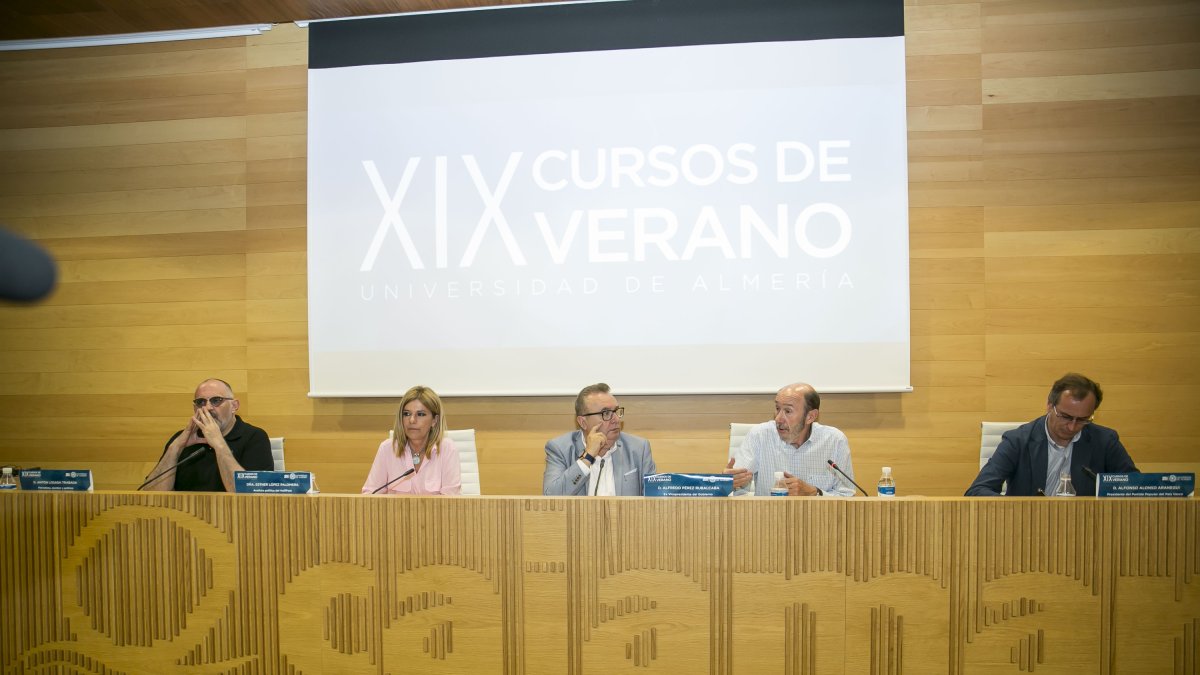 Rubalcaba, Alfonso Alonso, Esther Palomera y Antón Losada, en la mesa redonda moderada por el director de La Voz, Pedro M. de la Cruz.