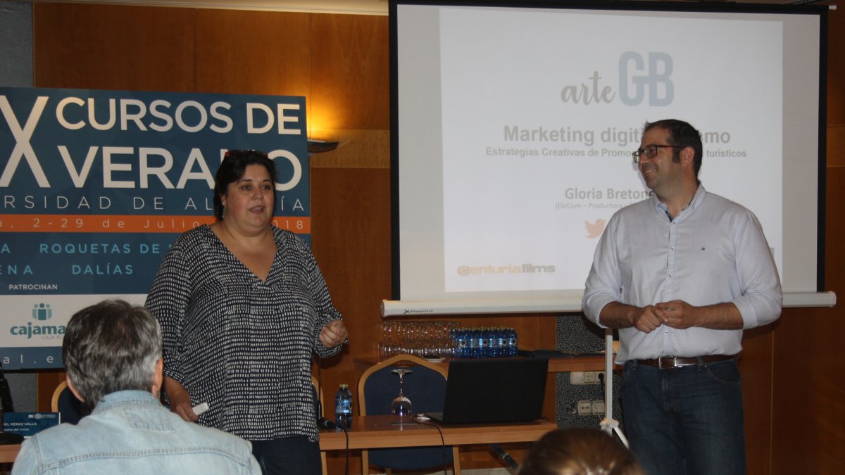 Gloria Bretones, durante un momento de su conferencia en los cursos de verano de la UAL.
