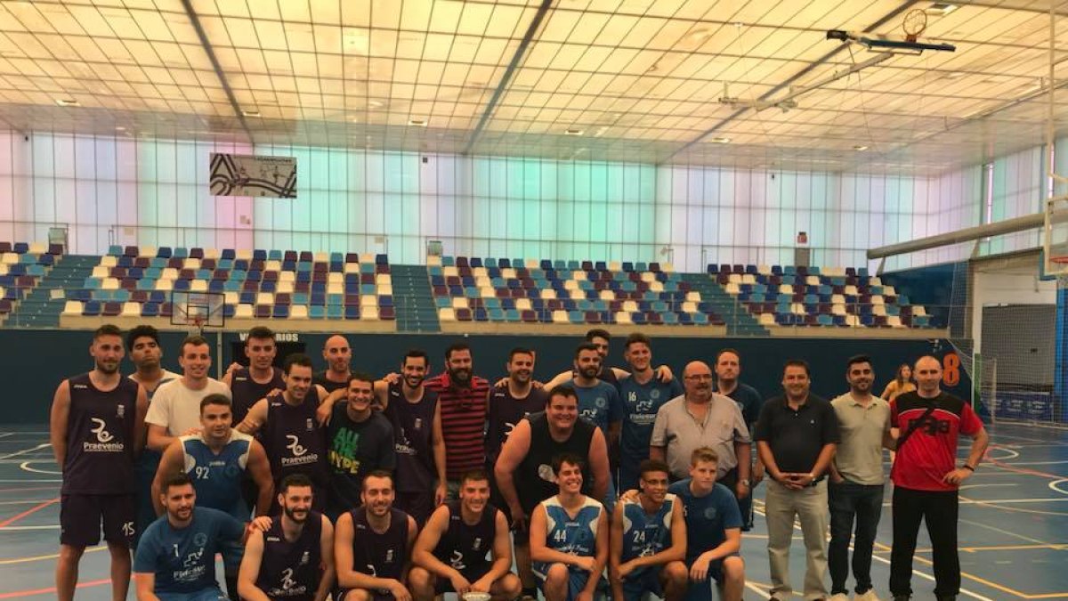 Carboneras levanta la Copa de campeón.