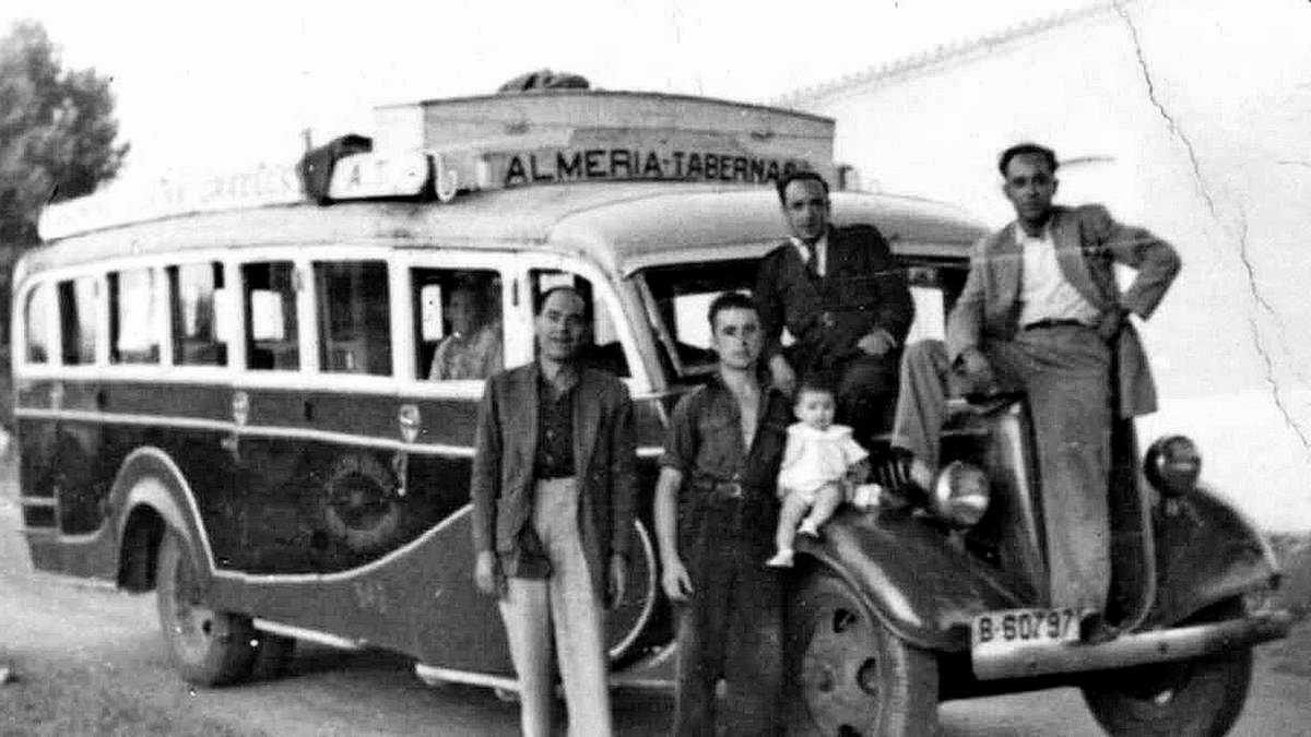 El automóvil que hacía el servicio con la localidad de Tabernas en los años de posguerra