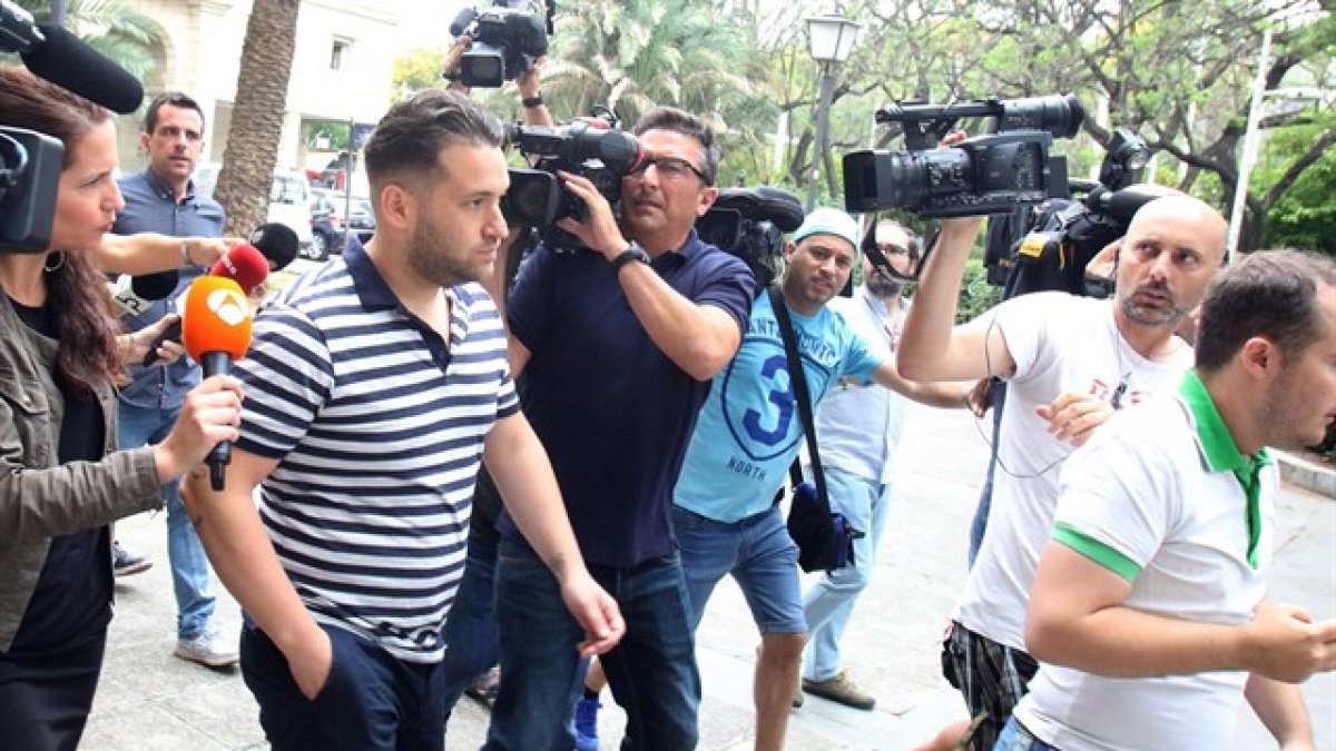 Entrada de uno de los miembros de la \'Manada\' llegando al juzgado