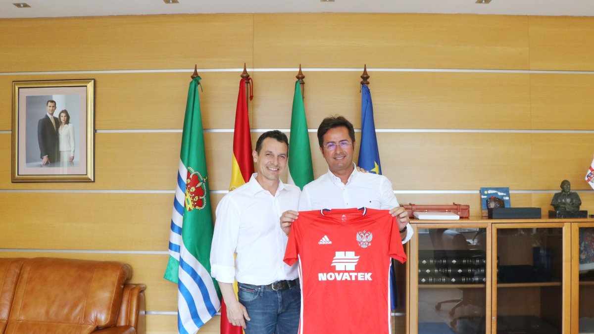 Paulino Granero y Francisco Góngora en el Ayuntamiento ejidense.