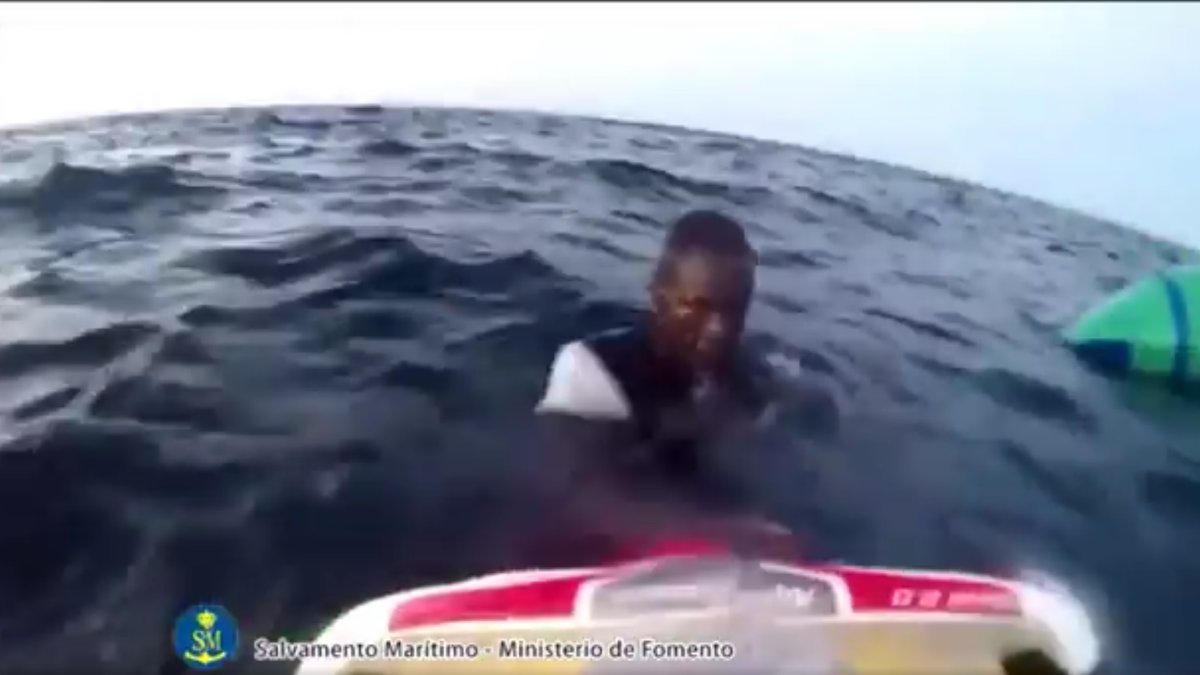 Rescate de los supervivientes, en una imagen difundida por Salvamento Marítimo