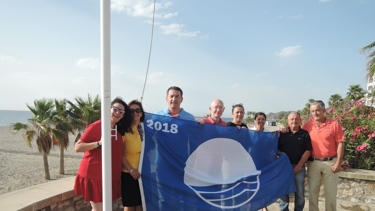 Alcaldesa y concejales con la Bandera Azul.