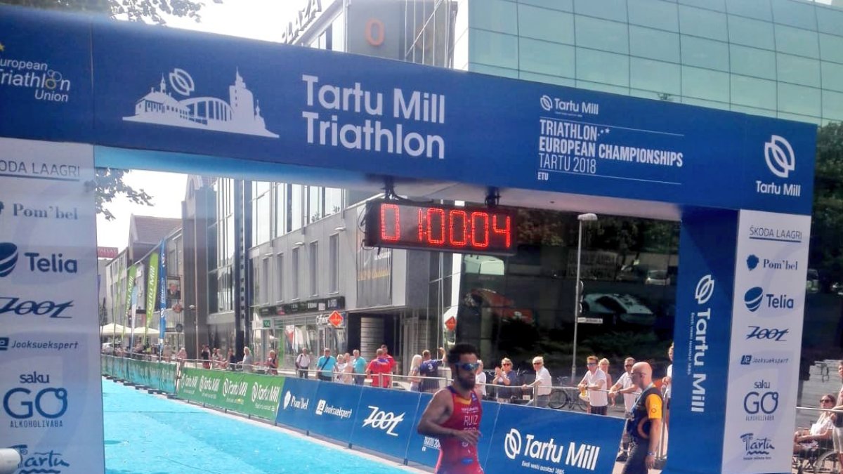 Jairo Ruiz cruzando la meta en segunda posición.