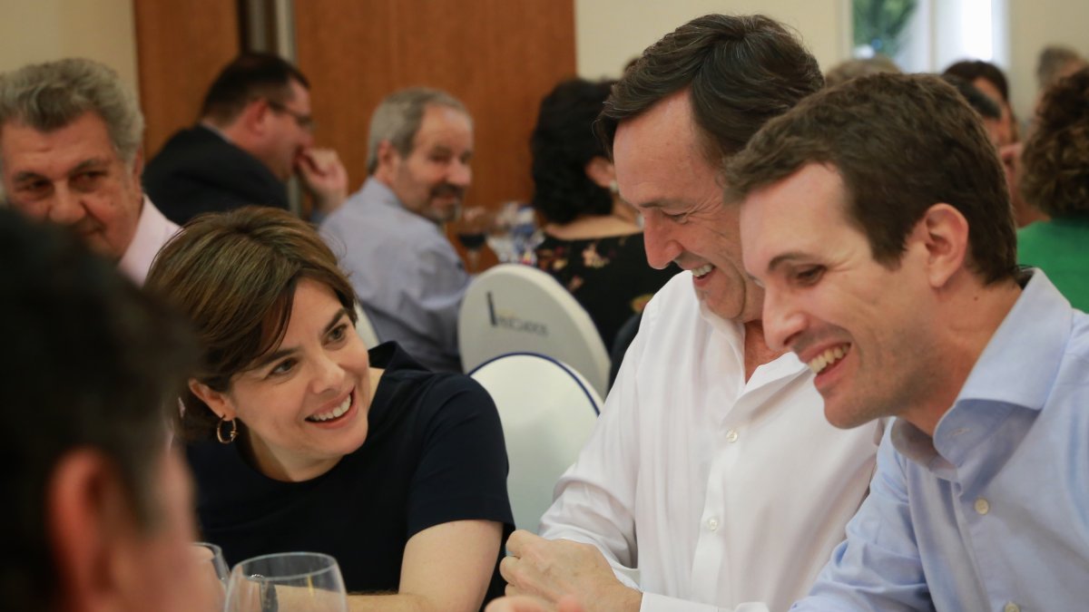 Rafael Hernando, entre los dos candidatos.